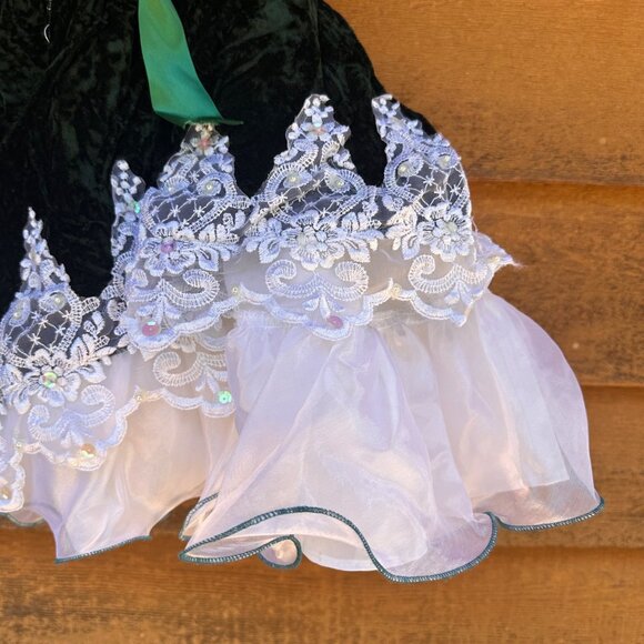 Girls Green Velvet Dress With White Lace & Pearl Accents Size 7 Elegant Design M - Picture 12 of 16